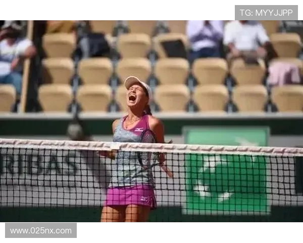 吉尼粉色圣诞自拍配小曲儿展现运动员活力训练日常赛场拼搏节奏心态